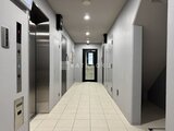 Aglaia 千石 Deux 複数のエレベーターが備わった明るい共用廊下