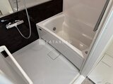 Aglaia 千石 Deux 黒いパネルと白い浴槽が落ち着いた印象のバスルーム