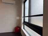 Aglaia 千石 Deux 落ち着いた色合いの洋室と採光を取り入れた窓からの眺め
