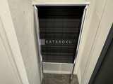 Aglaia 千石 Deux 玄関スペースに設置されたブラインド付きの小窓