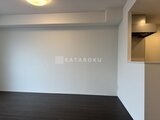 Aglaia 千石 Deux 白い壁と黒いフローリングのモダンなリビングダイニング空間