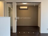 Aglaia 千石 Deux 濃い色の床と落ち着いた壁色の洋室、エアコン完備
