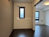 Aglaia 千石 Deux 小窓からの採光と落ち着いた色合いの寝室スペース