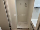 Aglaia 千石 Deux 洗濯機置き場と洗面台が配置された洗濯室の様子
