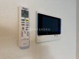 Aglaia 千石 Deux エアコン制御用リモコンと室内モニターが設置された壁面