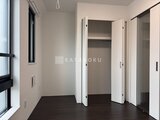 Aglaia 千石 Deux 白を基調とした広めのクローゼットとスライドドアが付く寝室