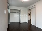 Aglaia 千石 Deux 暗色フローリング床とホワイト壁で統一された、ゆとりのある洋室