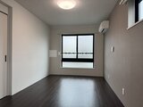 Aglaia 千石 Deux 明るい窓からの採光が心地よい、ゆとりのある洋室
