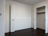 Aglaia 千石 Deux 建具を配した洋室と大きなクローゼットのある明るい居室空間