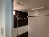 Aglaia 千石 Deux モダンな色使いのバスルーム、シャワーブース付き
