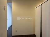 Aglaia 千石 Deux 落ち着いた壁色の洋室と、奥に見える廊下スペース
