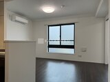 Aglaia 千石 Deux 明るい採光が入るリビングダイニング、黒い床材が引き締まった空