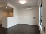 Aglaia 千石 Deux 白を基調としたリビングダイニングと奥のキッチンが一体の開放的