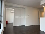 Aglaia 千石 Deux ダークフロアと白を基調とした落ち着きのある洋室の室内