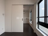 Aglaia 千石 Deux 開放的なリビングダイニングから洋室へつながる引き戸と窓から光