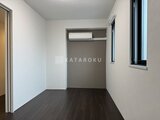 Aglaia 千石 Deux 明るく落ち着いた洋室と出入口、エアコン完備の居室空間