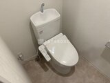 Aglaia 千石 Deux 温水便座付きのトイレと手洗い器が設置された清潔なトイレ空間