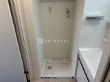 Aglaia 千石 Deux 洗濯機置き場と白を基調とした明るい洗面脱衣室の様子