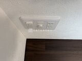 Aglaia 千石 Deux 天井に設置された照明スイッチとコンセントの様子