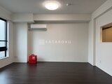 Aglaia 千石 Deux 白壁と濃色フローリングが落ち着いた印象の洋室