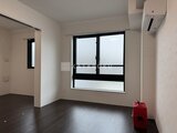 Aglaia 千石 Deux 黒枠の大きな窓と暗めの床が落ち着いた印象の洋室