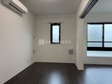 Aglaia 千石 Deux 暗めのフローリングと白壁、複数の窓から採光できる洋室
