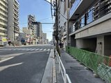グランカーサ住吉2 前面道路から見た建物と周辺街並みの様子