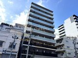 グランカーサ住吉2 青空に映える近代的なマンション外観