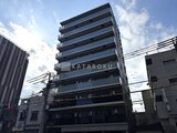 グランカーサ住吉2 青空を背景にした建物の正面外観、モダンなバルコニー設計の様子