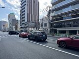 グランカーサ住吉2 交差点から見た建物と周辺の街並み