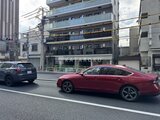グランカーサ住吉2 前面道路から見た建物外観と駐車場の様子