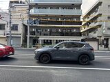 グランカーサ住吉2 前面道路から見た建物外観と駐車スペース