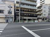 グランカーサ住吉2 交差点から見た建物の外観と周辺街並み