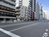 グランカーサ住吉2 前面道路から見た建物と周辺街並みの様子