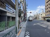グランカーサ住吉2 前面道路から見た建物外観と周辺の街並み