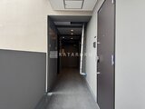 グランカーサ住吉2 モダンな色合いでまとめた共用廊下の様子