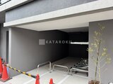 グランカーサ住吉2 モダンな外観の駐車場入口、スロープ奥に車室が見える