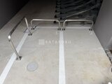 グランカーサ住吉2 駐輪スペースに設置されたステンレス製の自転車ラックと整備され