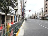 グランカーサ住吉2 前面道路から見た建物入口と周辺の街並み