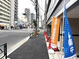 グランカーサ住吉2 商業施設が建ち並ぶ通りに面したエントランス周辺の様子