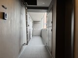 グランカーサ住吉2 複数の居室扉が並ぶ廊下の奥行きある様子