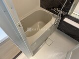 グランカーサ住吉2 黒い壁パネルが落ち着いた印象のバスルーム