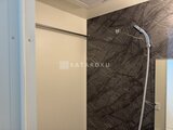 グランカーサ住吉2 濃いグレー大理石調のパネルが映える落ち着いたシャワールーム