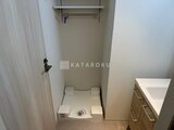 グランカーサ住吉2 洗濯機置き場とハンガーラック付きのユーティリティスペース