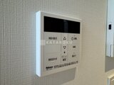 グランカーサ住吉2 壁に設置された白いパネルの給湯器コントロールパネル