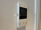 グランカーサ住吉2 玄関脇に設置されたモニター付きインターホン