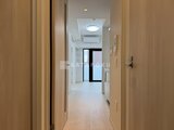 グランカーサ住吉2 明るい木目調の廊下から玄関方向を見た空間