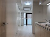 グランカーサ住吉2 明るい印象のキッチンから玄関へ続く廊下空間