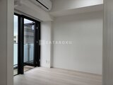 グランカーサ住吉2 黒いフレームの大きなバルコニー窓から光が差し込む明るいリビン
