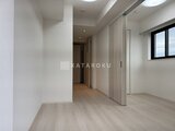 グランカーサ住吉2 明るい印象の廊下から見たベッドルーム入口と収納スペース